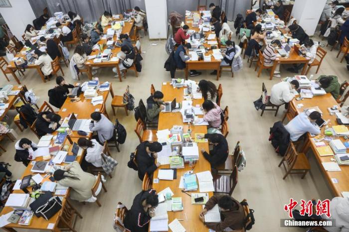 資料圖：學(xué)生在南昌大學(xué)圖書館的自習(xí)室備考2022考研。劉力鑫 攝