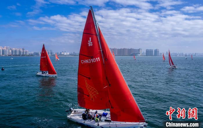 圖為比賽瞬間?！‘吔| 攝