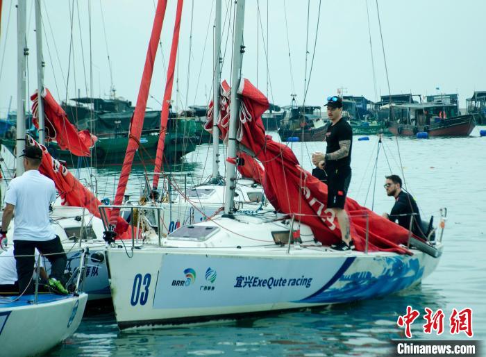 圖為賽前準(zhǔn)備。　翟李強(qiáng) 攝