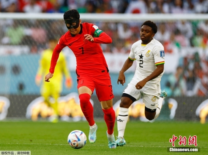 北京時間11月28日，卡塔爾世界杯小組賽H組第2輪，韓國隊對陣加納隊的比賽正式打響。圖為韓國隊7號球員孫興慜(紅)帶球突破。