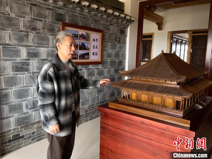 圖為葉偉平向前來參觀的民眾介紹傳統(tǒng)建筑的歷史及特點(diǎn)?！⒂駶?攝