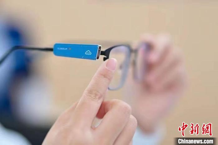 愛爾眼科基于大數(shù)據(jù)研發(fā)的可穿戴產(chǎn)品“云夾”。　愛爾眼科供圖