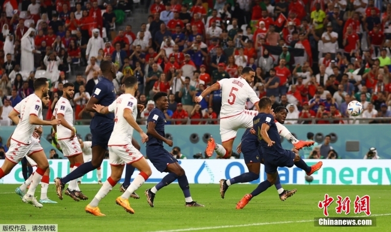 北京時間11月30日，卡塔爾世界杯小組賽D組第3輪，突尼斯隊對陣法國隊的比賽正式開場。圖為比賽現(xiàn)場。