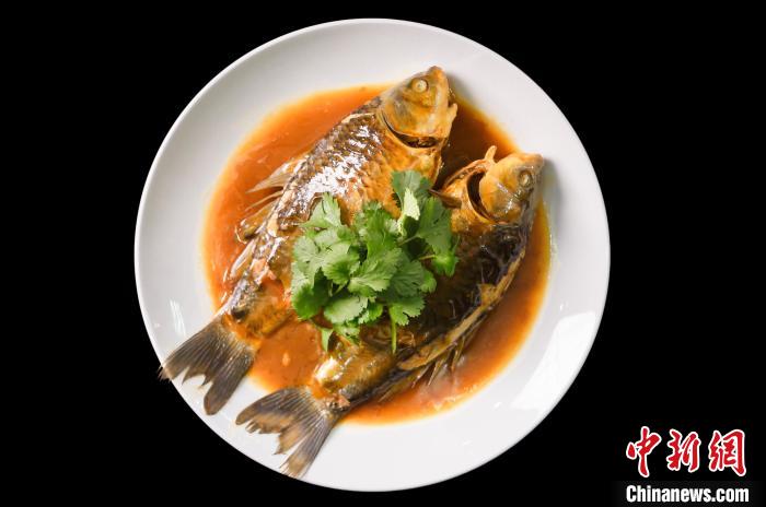 二十四節(jié)氣菜點(diǎn)，立冬：荷包鯽魚?！P(yáng)州大學(xué)中餐繁榮基地供圖
