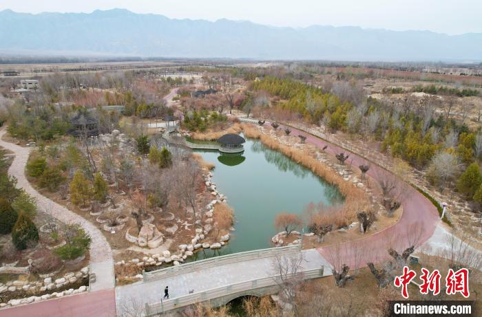 航拍位于寧夏銀川市賀蘭山腳下的寧夏賀蘭山運(yùn)動休閑公園?！∮诰?攝