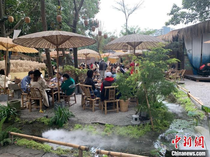 成都一茶館內(nèi)，坐滿了“圍爐煮茶”的顧客。　岳依桐 攝