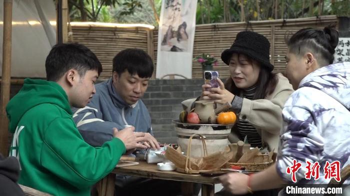成都一茶館內(nèi)，正在“圍爐煮茶”的年輕人?！￡愡x斌 攝