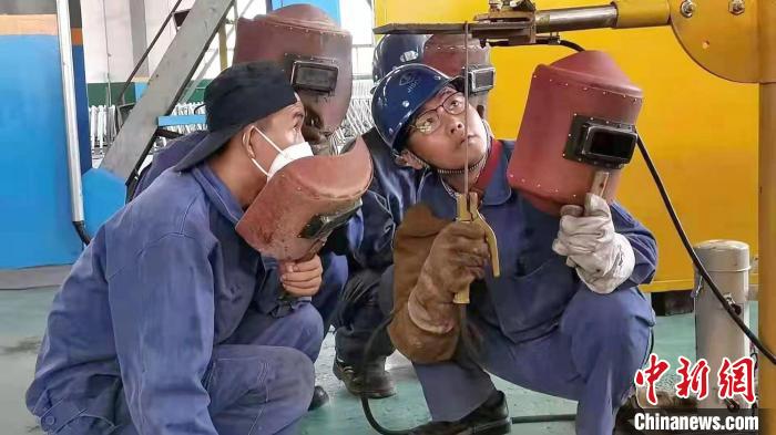 聶允堂(右一)講解仰板對接操作要領?！【其摷瘓F供圖