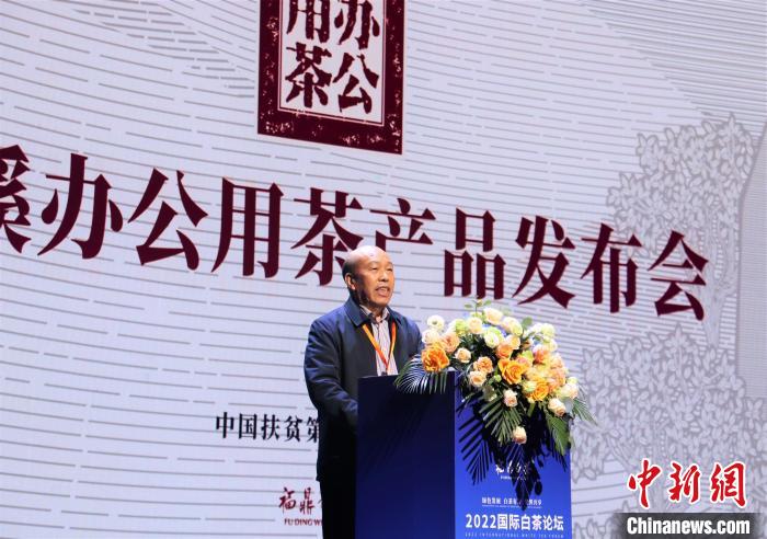 全國(guó)脫貧攻堅(jiān)先進(jìn)個(gè)人、寧德市誠(chéng)信促進(jìn)會(huì)常務(wù)副會(huì)長(zhǎng)王紹據(jù)推介福鼎白茶辦公用茶。　林榕生 攝