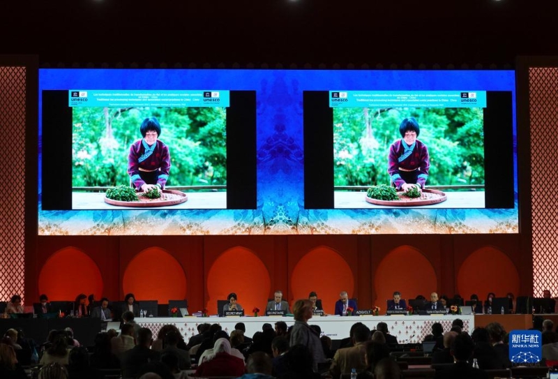 11月29日，在摩洛哥拉巴特的聯(lián)合國(guó)教科文組織保護(hù)非物質(zhì)文化遺產(chǎn)政府間委員會(huì)第17屆常會(huì)會(huì)議現(xiàn)場(chǎng)，我國(guó)申報(bào)的“中國(guó)傳統(tǒng)制茶技藝及其相關(guān)習(xí)俗”項(xiàng)目接受評(píng)審。（圖源：新華社）