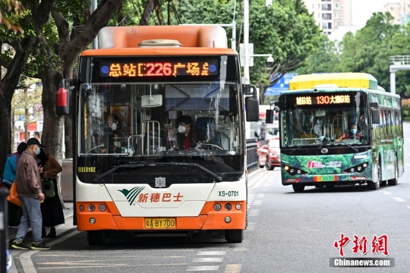 12月1日，廣東省廣州市海珠區(qū)，公交車有序進站。<a target='_blank' href='/'>中新社</a>記者 陳驥旻 攝 