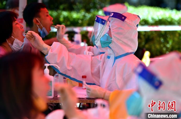 資料圖：醫(yī)務人員在為居民進行核酸采樣。張斌 攝