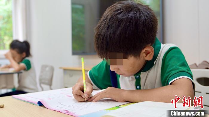 臨汾紅絲帶學(xué)校的孩子正在上課。資料圖 臨汾紅絲帶學(xué)校供圖