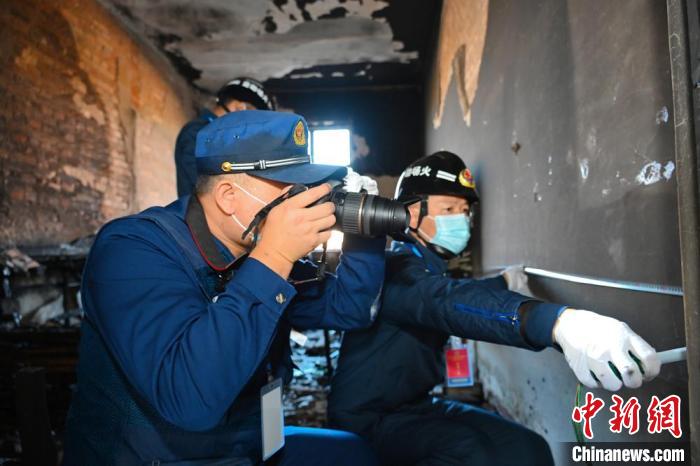 圖為火調(diào)人員在模擬現(xiàn)場(chǎng)進(jìn)行調(diào)查取證。(資料圖) 婁淵燾 攝