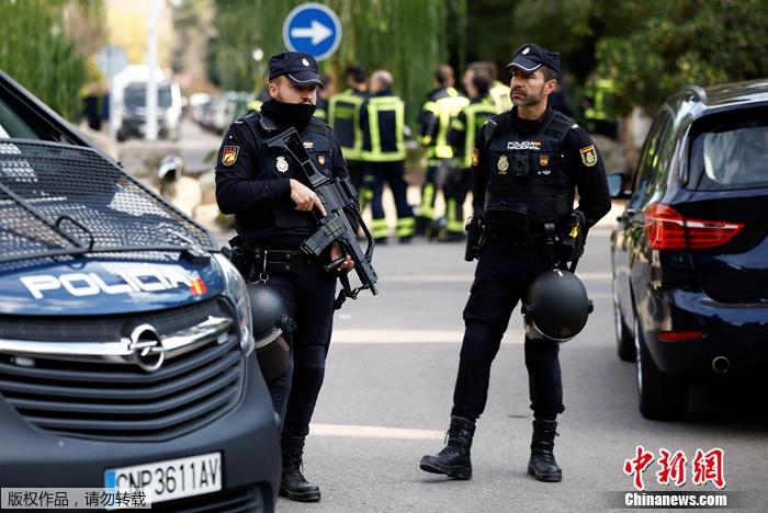 烏克蘭駐西班牙大使館日前收到郵件炸彈，炸彈發(fā)生爆炸并致一人受傷。圖為守在烏克蘭使館外的西班牙警察。