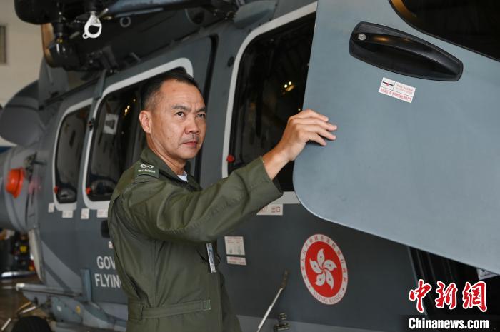 香港特區(qū)政府飛行服務(wù)隊(duì)總監(jiān)胡偉雄與獵豹直升機(jī)?！±钪救A 攝