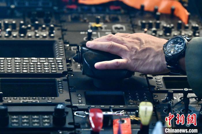 香港特區(qū)政府飛行服務(wù)隊(duì)總監(jiān)胡偉雄操作獵豹直升機(jī)?！±钪救A 攝