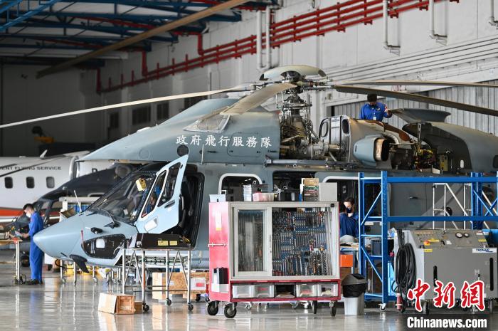 香港特區(qū)政府飛行服務(wù)隊(duì)工程人員進(jìn)行直升機(jī)的保養(yǎng)和維修工作?！±钪救A 攝