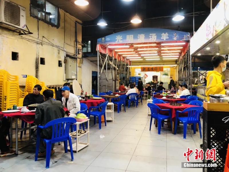 圖為市民在海珠區(qū)寶業(yè)路吃宵夜。<a target='_blank' href='/'>中新社</a>記者 孫秋霞 攝
