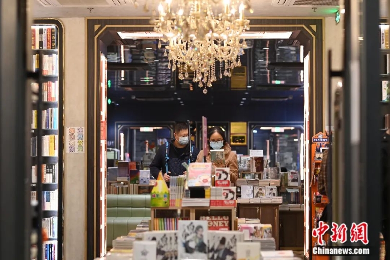 圖為市民在廣州永慶坊鐘書閣看書。<a target='_blank' href='/'>中新社</a>記者 陳楚紅 攝