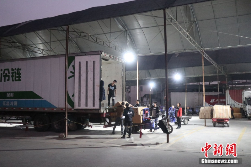 圖為嶺南花卉市場工人正在卸貨。<a target='_blank' href='/'>中新社</a>記者 孫秋霞 攝