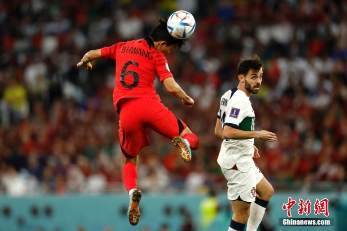 圖為韓國隊球員黃仁范(左)爭搶頭球。 <a target='_blank' href='/'>中新社</a>記者 富田 攝 　