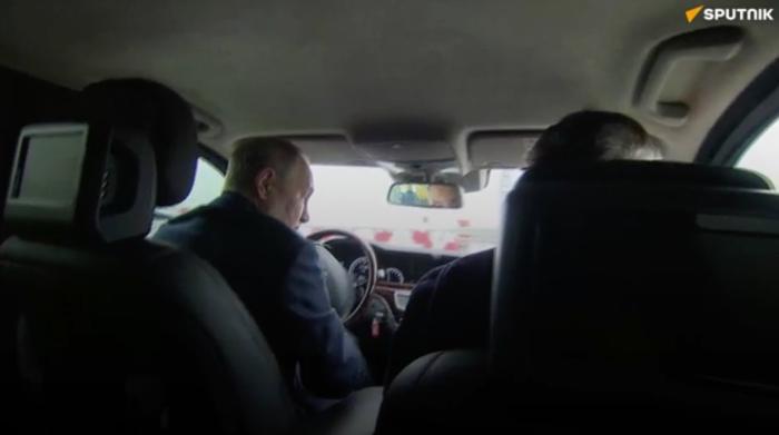 圖為俄總統(tǒng)普京駕車視察克里米亞大橋。圖片來源：俄羅斯衛(wèi)星通訊社視頻截圖。