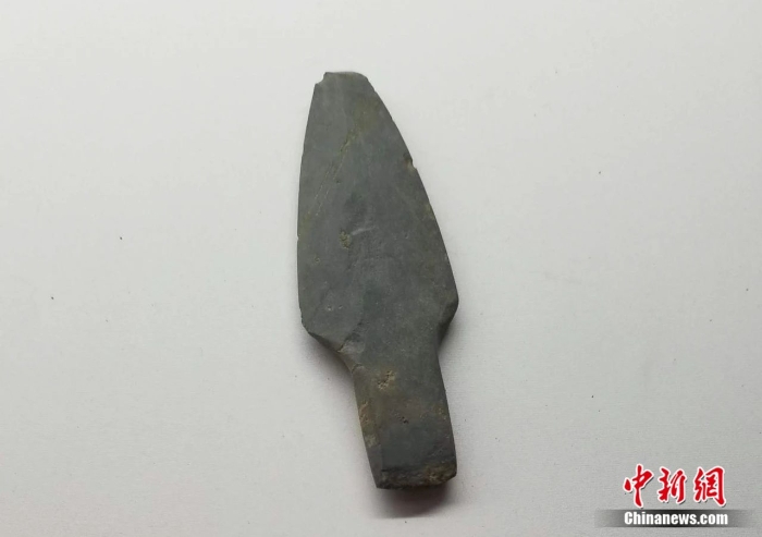 出土于龜山遺址的石矛。陳建樾 攝
