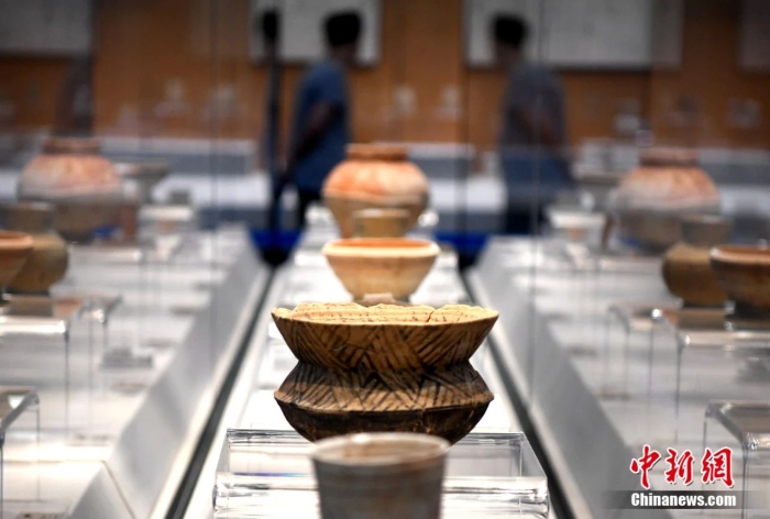 出土于曇石山遺址的陶器。王東明 攝