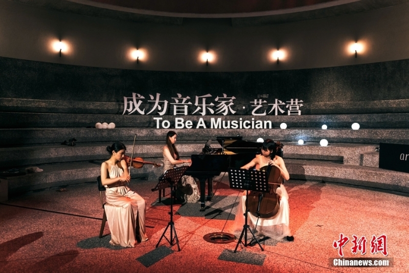 資料圖為林楚蕓（右）參加古典音樂節(jié)演出。 <a target='_blank' href='/'>中新社</a>發(fā) 受訪者供圖