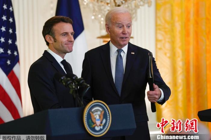 當(dāng)?shù)貢r(shí)間12月1日，在白宮東廳舉行新聞發(fā)布會(huì)后，拜登與馬克龍站在一起。