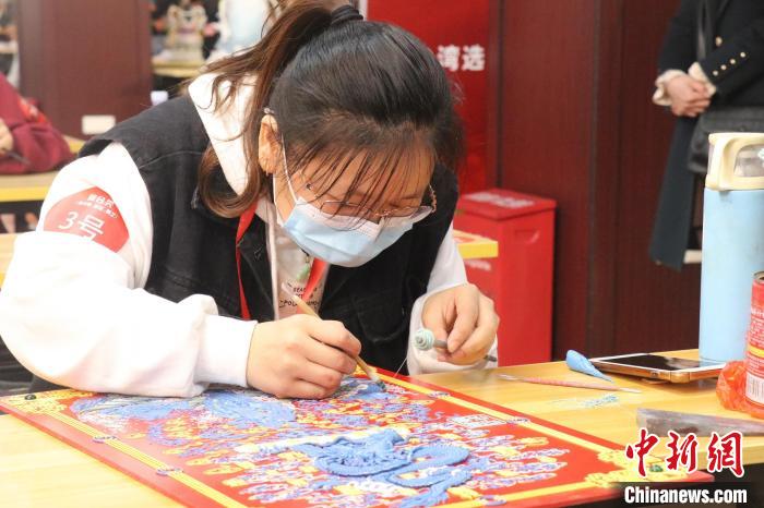 選手在比賽現(xiàn)場創(chuàng)作。　陳桂生 攝