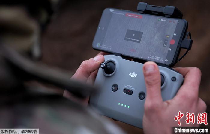 資料圖：一位烏克蘭軍用無(wú)人機(jī)操作員。