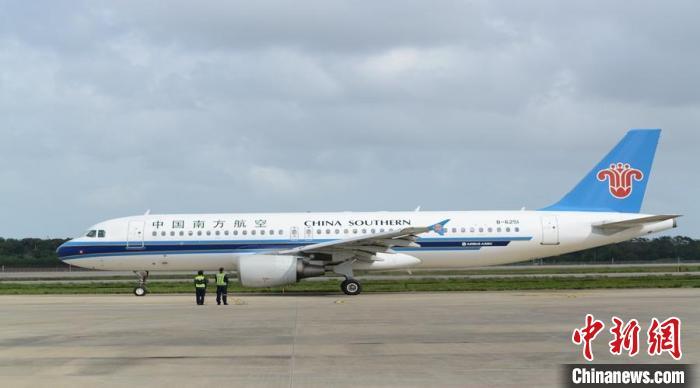 海口美蘭機(jī)場機(jī)坪上，一架南航飛機(jī)正在滑出?！±罴t波供圖
　