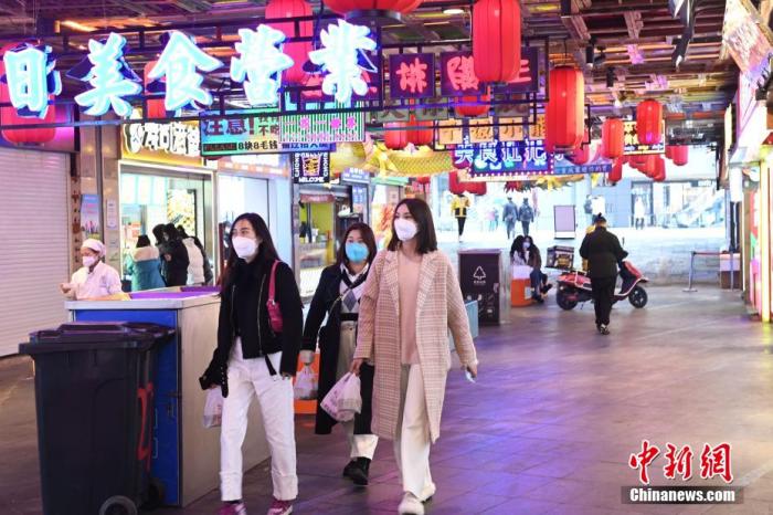 美食街的人氣正在逐漸恢復(fù)中。 陳超 攝