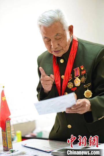 圖為劉世亭為他的“紅色課堂”備課。　海拉爾區(qū)委宣傳部供圖