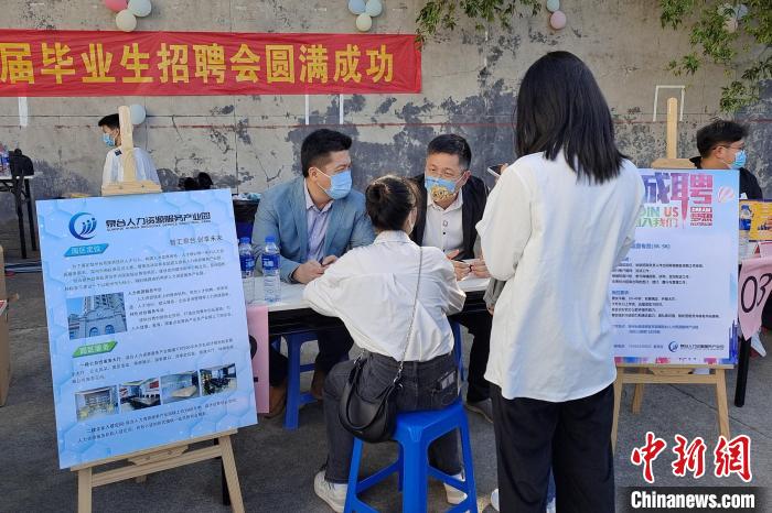 高睿旸(左一)從事兩岸人才資源對(duì)接工作?！∈茉L(fǎng)者供圖