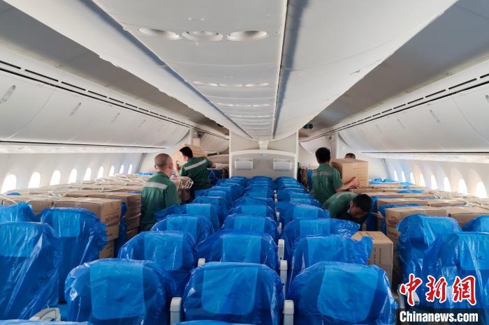 資料圖：2020年6月16日，廈航運載16余噸防疫物資飛往沙特首都利雅得，飛機座位全部用于安放物資。廈航供圖