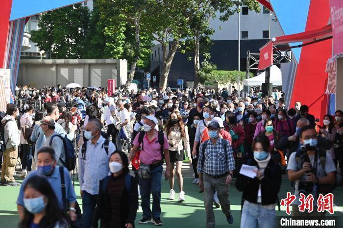 大批市民入場(chǎng)?！±钪救A 攝