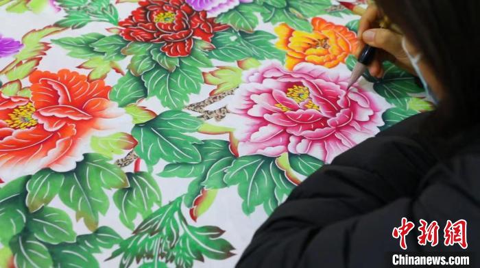 常鳳靈進行剪紙創(chuàng)作?！【抟翱h融媒體中心供圖