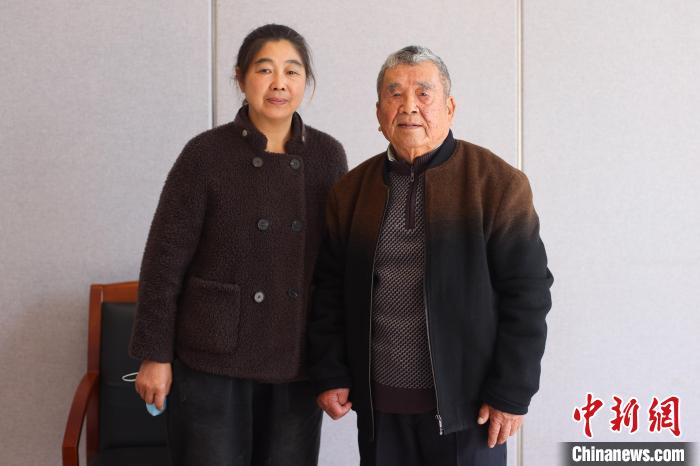 南京大屠殺幸存者馬庭寶和女兒馬明蘭?！°蟛?攝