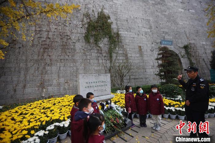 志愿者給孩子們講述相關(guān)歷史?！°蟛?攝