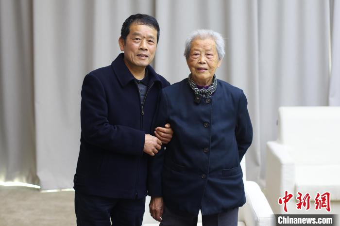 南京大屠殺幸存者艾義英和兒子黃興華?！°蟛?攝