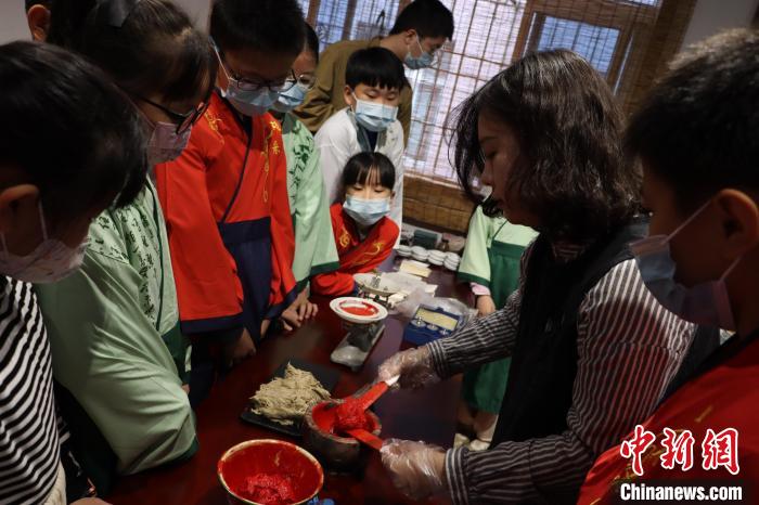 非遺傳承人介紹八寶印泥制作技藝。　福建省古厝文化研究會(huì)供圖