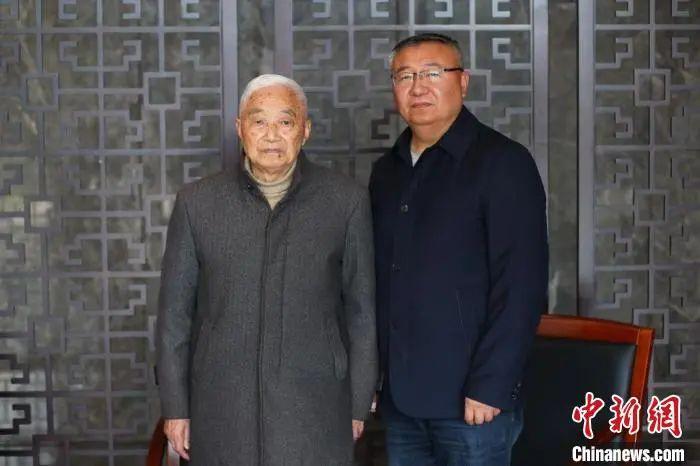 阮定東與兒子?！°蟛?攝