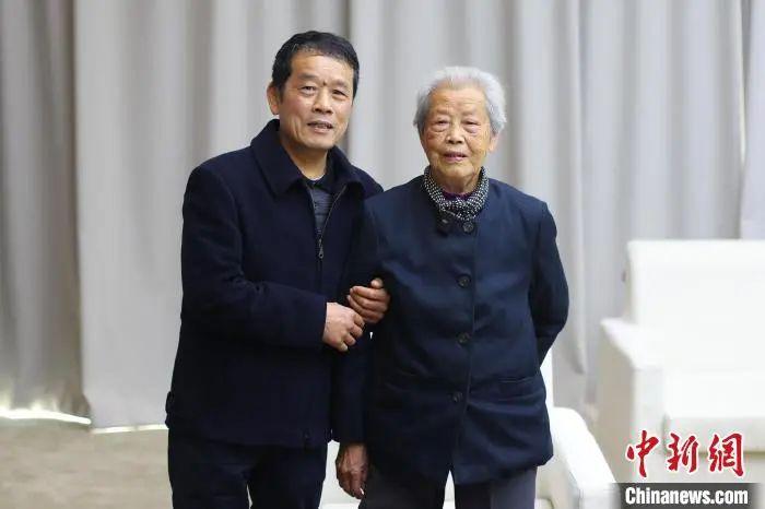 南京大屠殺幸存者艾義英和兒子黃興華?！°蟛?攝