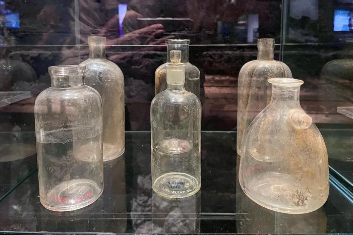 侵華日軍第七三一部隊罪證陳列館新展出的玻璃器皿。(新華社記者楊思琪 攝)