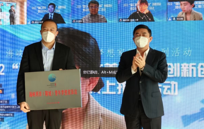 聊城市委常委、統(tǒng)戰(zhàn)部部長(zhǎng)柳慶發(fā)授牌