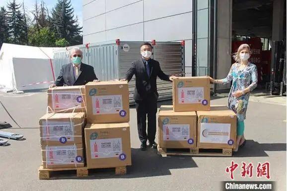 圖片圖為托馬斯·拉貝和海德堡市政府代表接受物資捐贈(zèng)。 德國(guó)海德堡市供圖