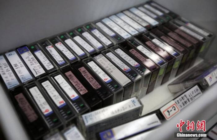 圖片2018年，日本友人松岡環(huán)女士將她記錄的南京大屠殺幸存者口述證言影像資料捐贈(zèng)給侵華日軍南京大屠殺遇難同胞紀(jì)念館。泱波 攝